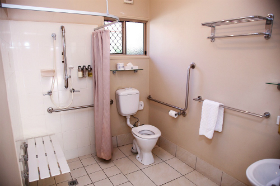 Disabled_room_bathroom_280